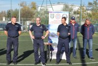 Dowódca Oddziału Prewencji Policji w Katowicach dziękuje zawodnikom i oficjalnie kończy turniej. Obok zastępcy dowódcy i przedstawiciele związków zawodowych.